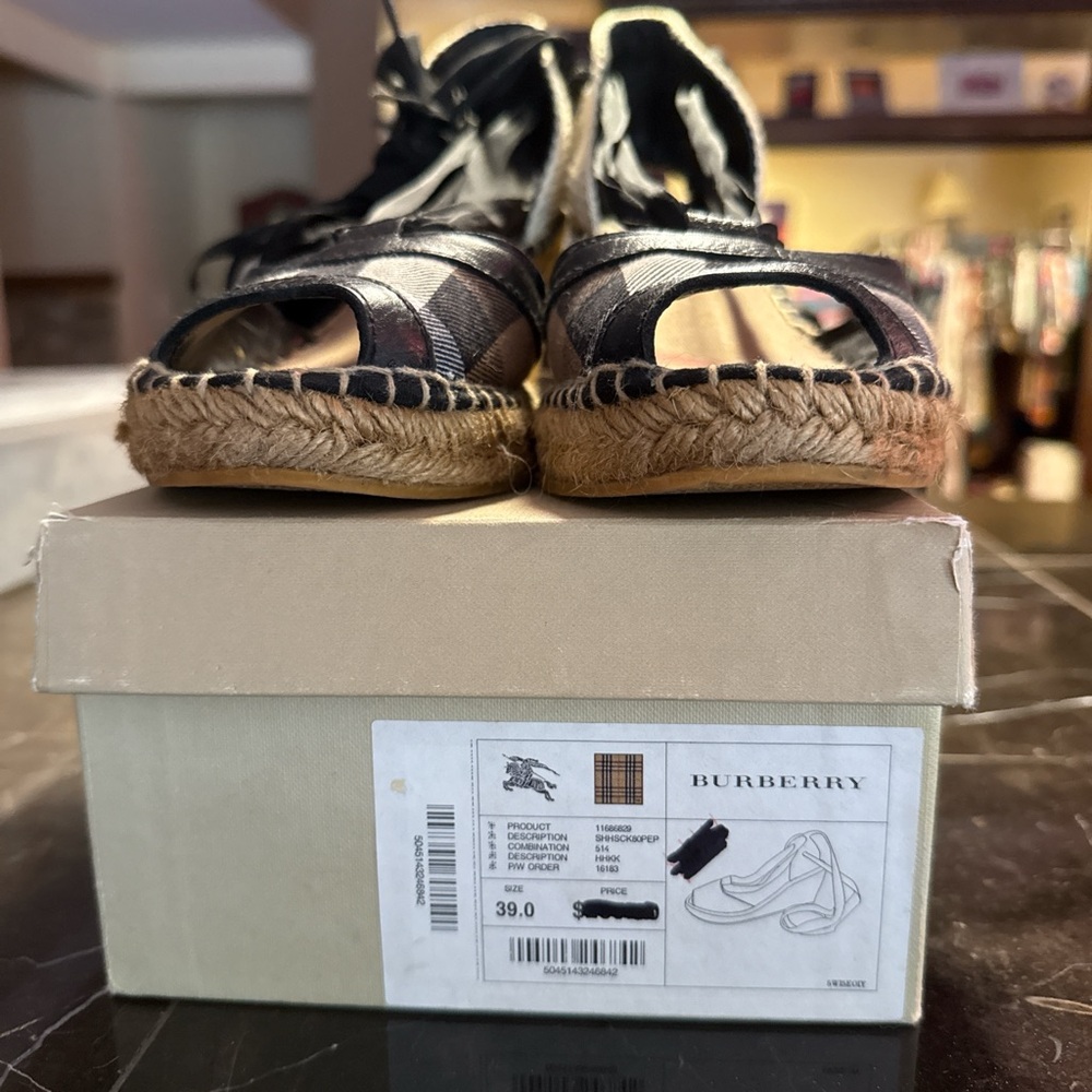EUC VINTAGE Burberry size 39 nova check woven sandals that strap up the leg - Picture 8 of 8